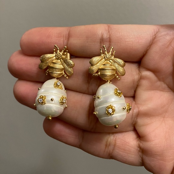 🐝 Gold Bee Pearl Drop Earrings 🐝 (Matte Gold, Brushed Gold) - Picture 4 of 16